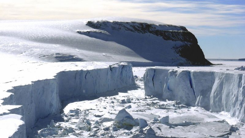 Virus na ledoborci uvěznil polárníky